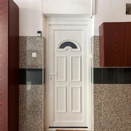 B24 Cosy Small Flat At Center